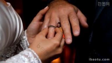 新娘把结婚戒指戴在<strong>新郎</strong>的手指上